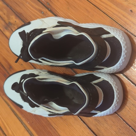 Nike Air Huarche Run Size 6Y Black and White Athletic Sneakers - Picture 2 of 3